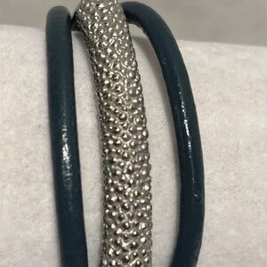 Elegant Black Bracelet with Silver Accent